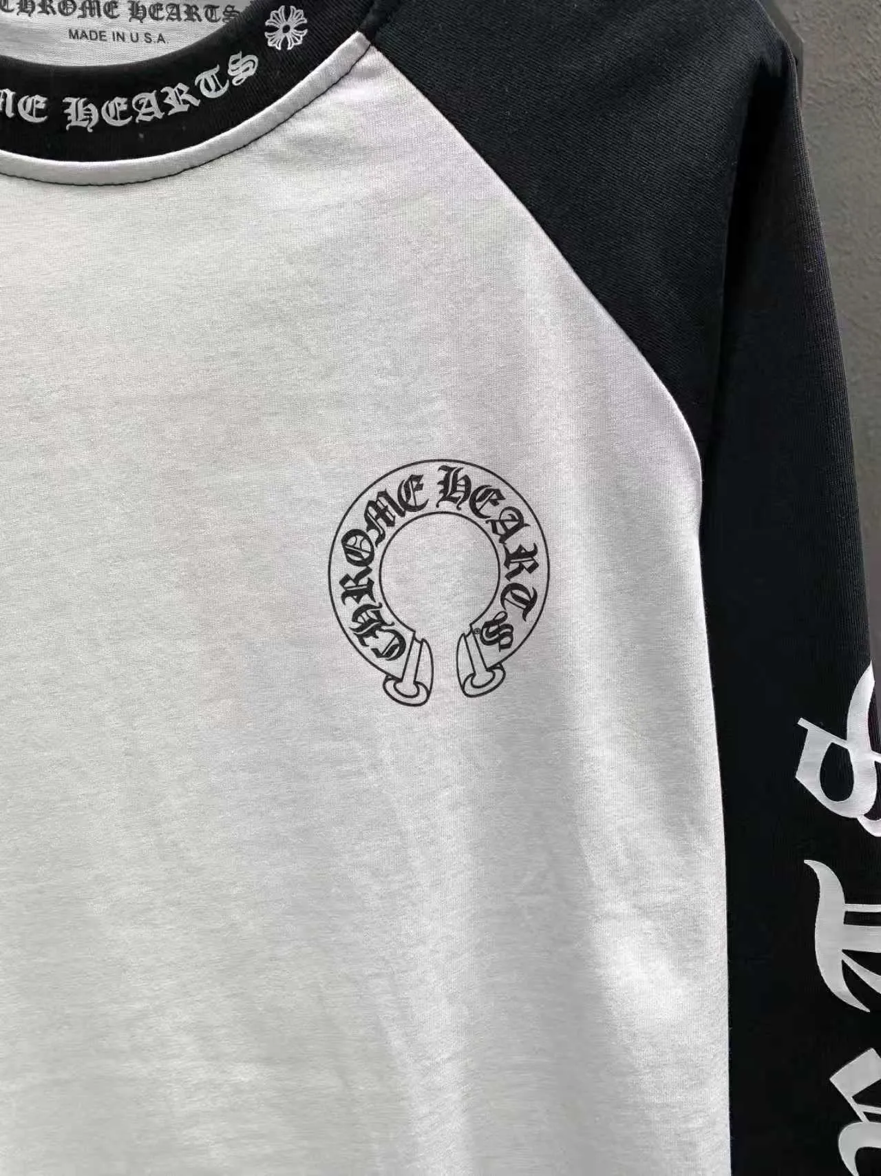 P170 Chrome Hearts 🍁Long T series🍁 Will be available at counters simultaneously in 2022❤ The fabrics have been fully upgraded! ! Crowe black and white letters large horseshoe color matching long-sleeved T. Imported environmentally friendly glue printing and dyeing replica version 1:1 high weight original fabric Color: black and white combination Size: S Length 70 Chest 105 Shoulder width 45 Sleeve length 56 M Length 72 Chest 110 Shoulder width 47 Sleeve length 58 L Length 74 Chest 115 Shoulder width 49 Sleeve length 60 XL Length 76 Bust 120, shoulder width 51, sleeve length 62